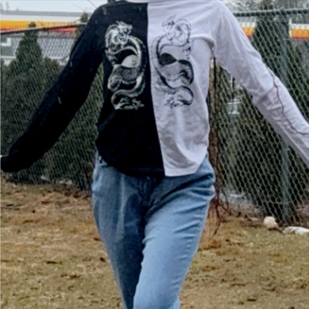 Large long-selve shirt fits medium too !!!!!❤️❤️❤️